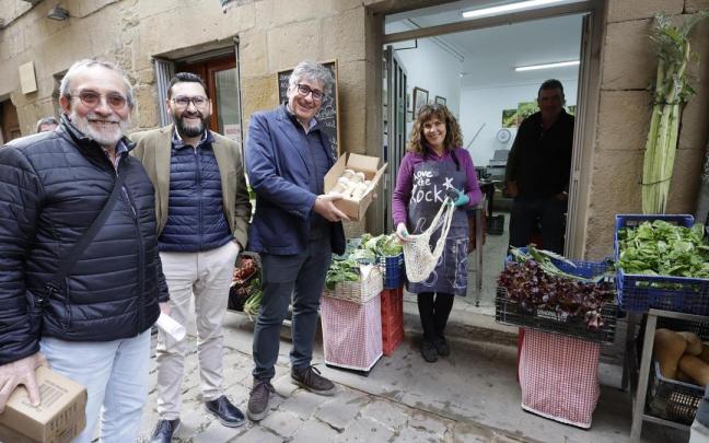 El presidente de la Mancomunidad de Mairaga, Jorge Bacaicoa; el director general de Administración Local y Despoblación, Jesús Mª Rodríguez; y el gerente del Consorcio de Residuos de Navarra, Fernando Mendoza, reparten mal