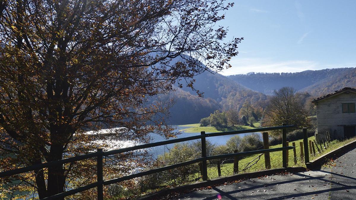 Vista del embalse de Leurtza.