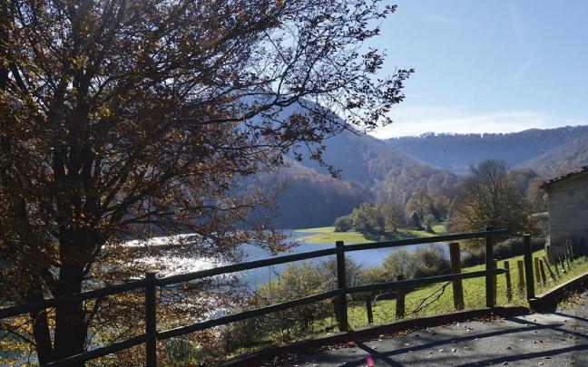 Vista del embalse de Leurtza.