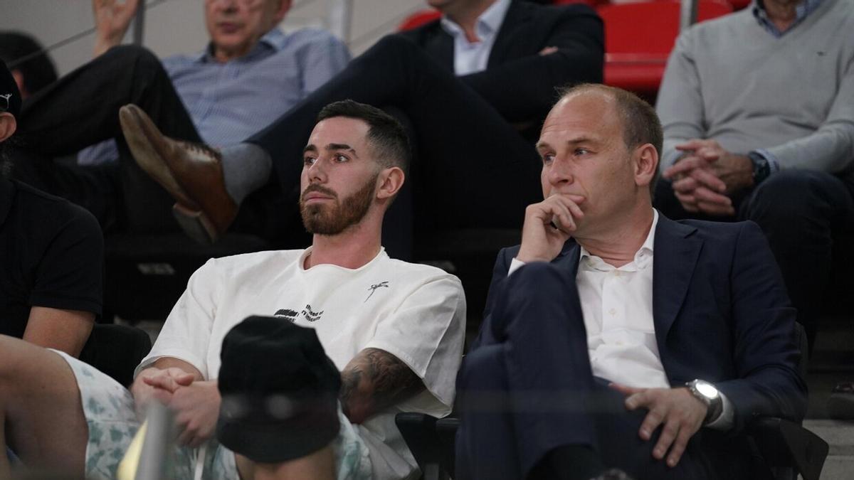 Vildoza, junto al director deportivo Félix Fernández en el Buesa Arena