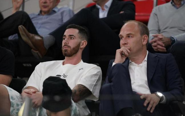Vildoza, junto al director deportivo Félix Fernández en el Buesa Arena Vildoza, junto al director deportivo Félix Fernández en el Buesa Arena