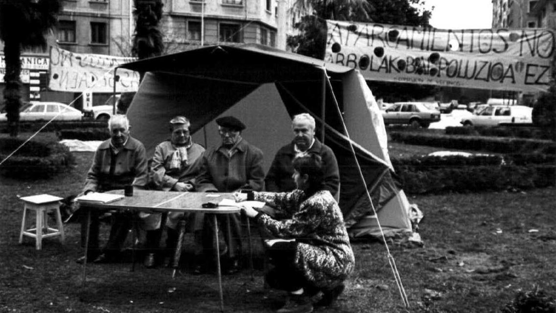 Vecinos de la plaza Blanca de Navarra acampados en 1989 contra el parking.