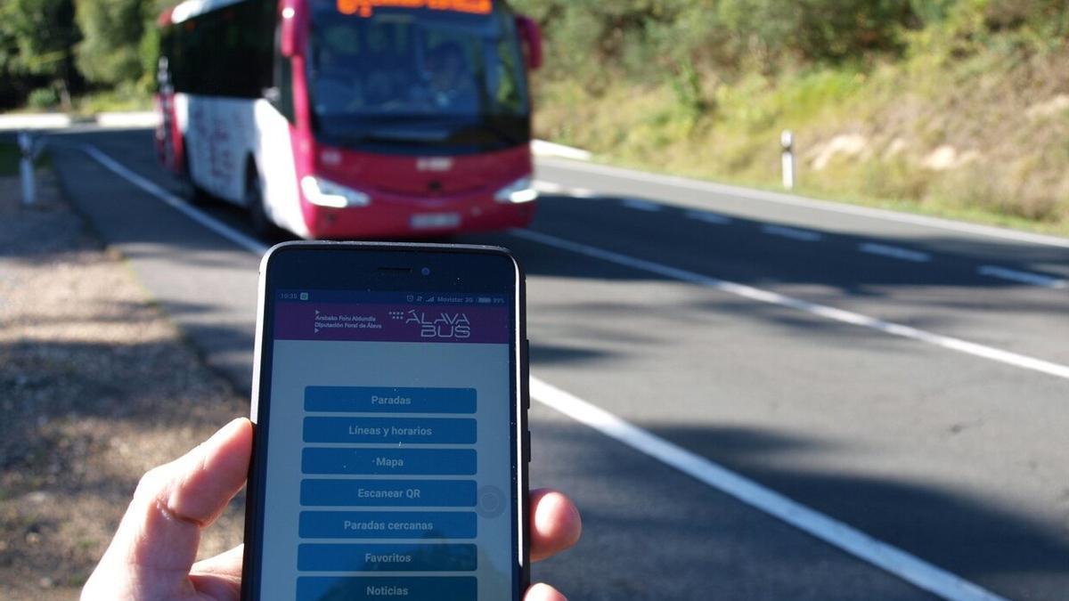 Un usuario comprueba en su 'app' el horario de su autobús.