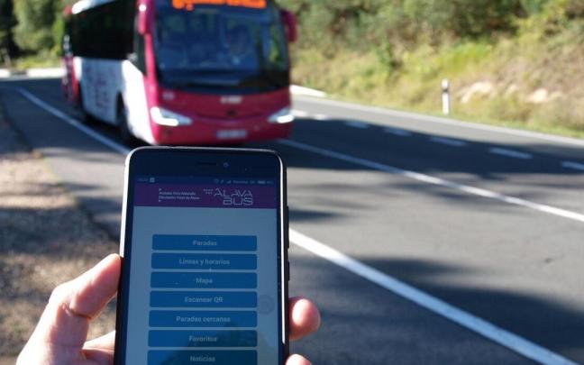 Un usuario comprueba en su 'app' el horario de su autobús.