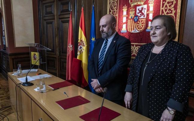 Marta Galipienzo, junto a Arasti en la firma del protocolo.