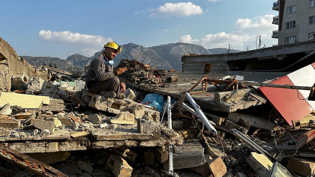 Un miembro de los equipos de rescate, entre los escombros de un edificio en la provincia de Hatay.