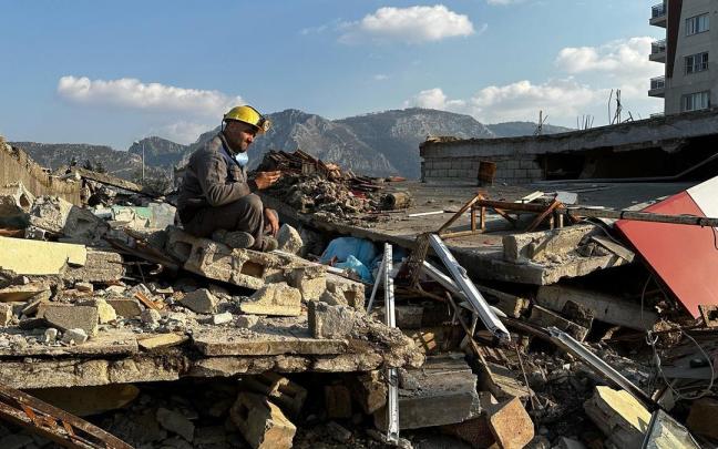 Un miembro de los equipos de rescate, entre los escombros de un edificio en la provincia de Hatay.
