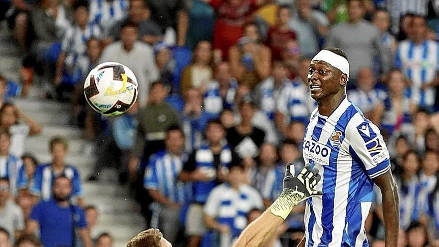 Sadiq marca a Oblak picando el balón en un gol que fue anulado. | FOTO: RUBEN PLAZA