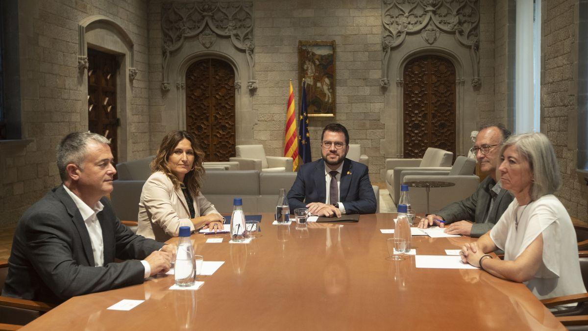 Aragonès, durante la reunión con los líderes de la ANC, Òmnium y AMI.