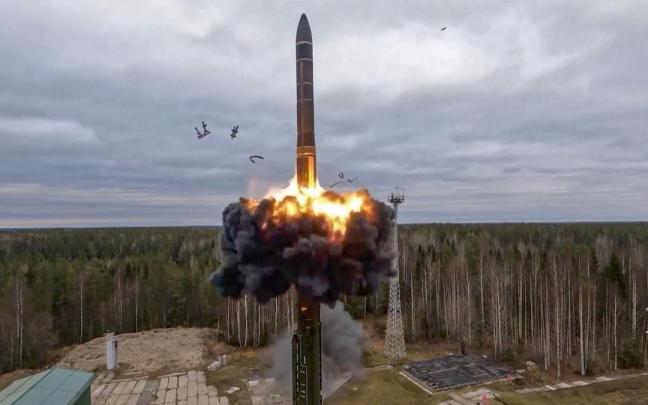 Uno de los misiles bal&iacute;sticos lanzado durante el simulacro.