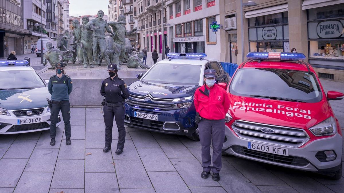 Patrullas de la Policía Nacional, Guardia Civil y Policía Foral, en el centro de Pamplona.