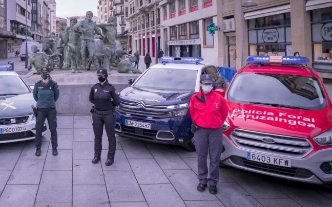 Patrullas de la Polic&iacute;a Nacional, Guardia Civil y Polic&iacute;a Foral, en el centro de Pamplona.