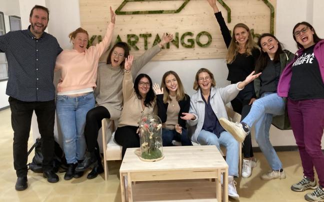 Las mujeres emprendedoras posan con el alcalde de Kuartango, Eduardo Fernández de Pinedo.