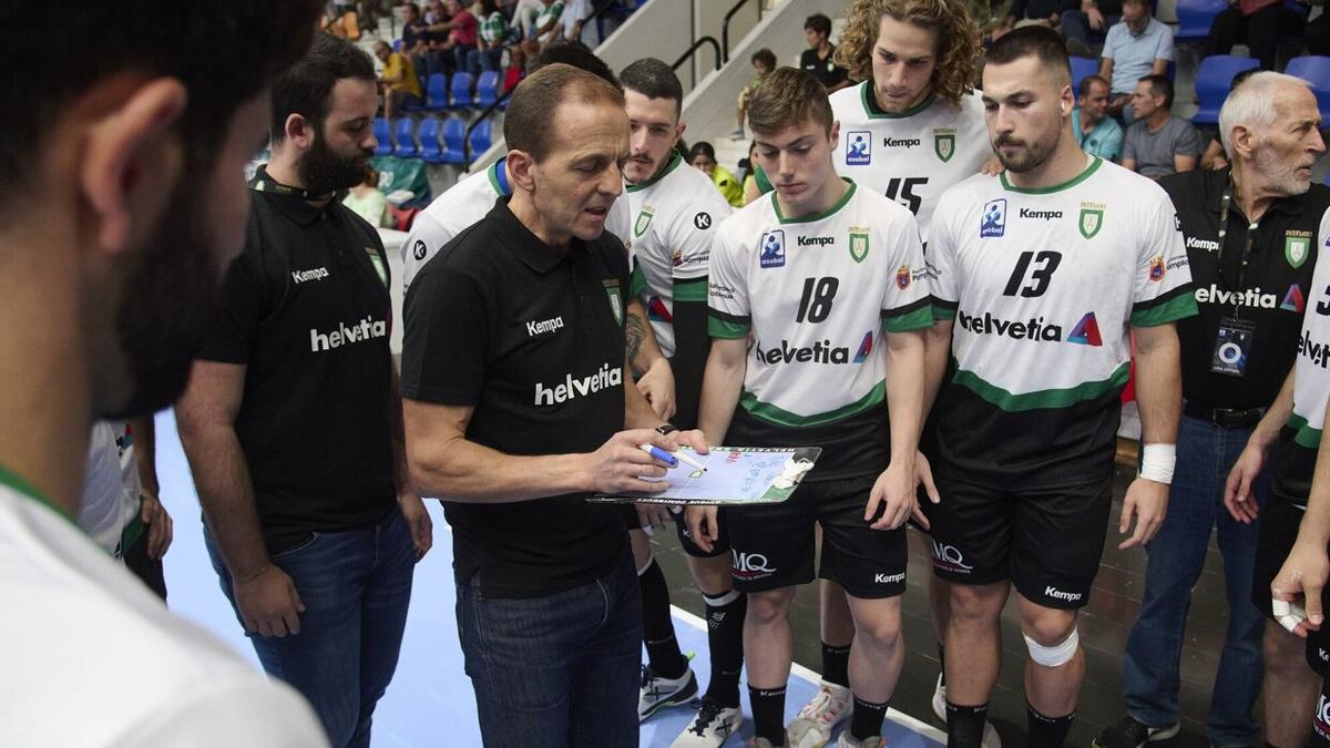 Quique Domínguez se dirige a su equipo en un tiempo muerto.
