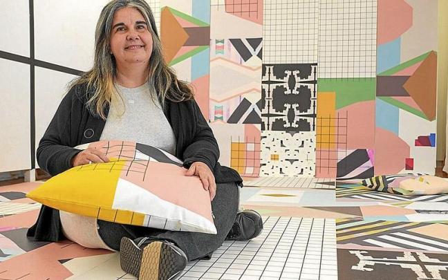 La creadora dentro de parte de la instalación. La creadora dentro de parte de la instalación.