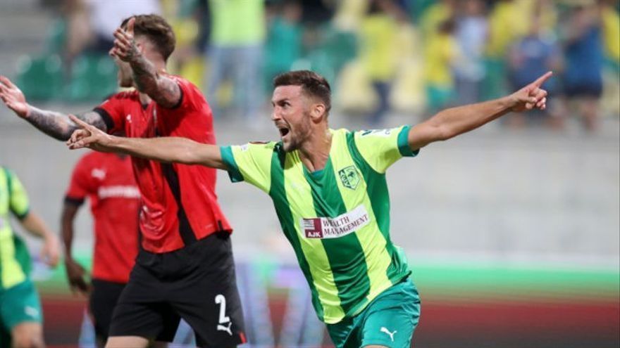 Oier celebra su gol con el AEK Larnaca ante el Rennes.