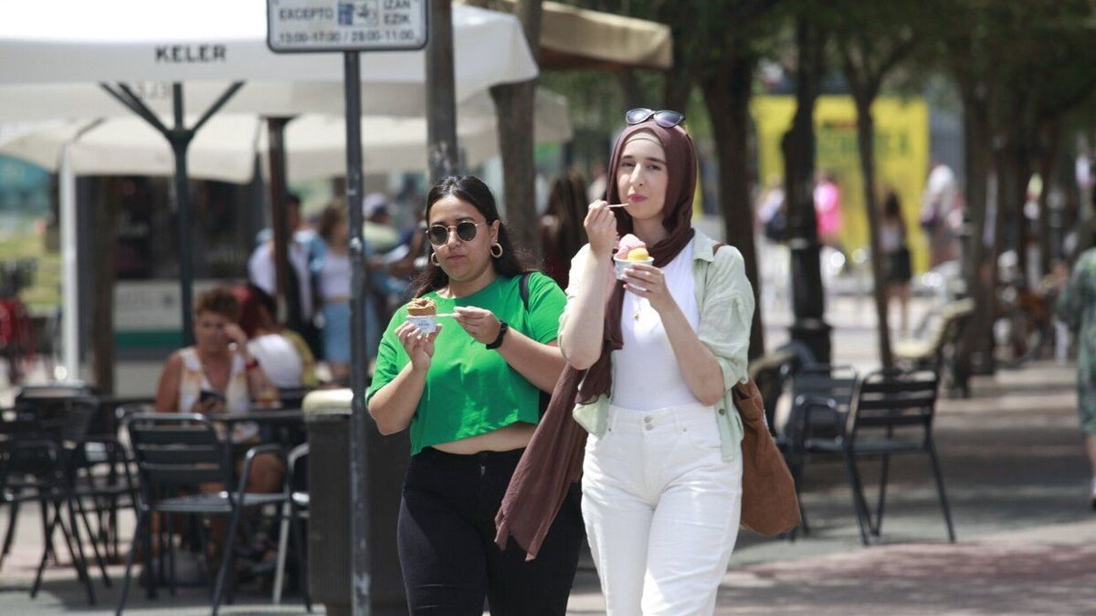 Dos jóvenes disfrutan de una jornada soleada en Vitoria.