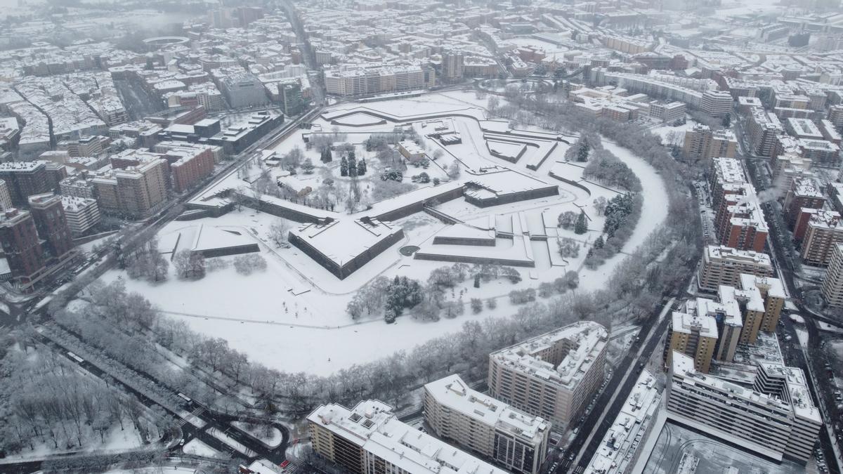 Fotos aéreas de Pamplona cubierta por la nieve