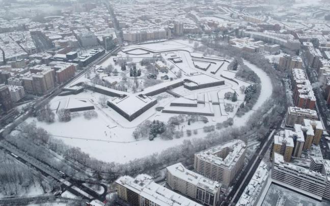 Fotos aéreas de Pamplona cubierta por la nieve