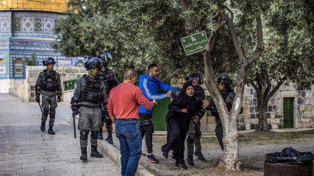 Fuerzas de seguridad israelíes empujan a una mujer palestina en la mezquita Al Aqsa.
