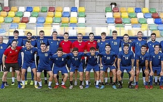 La plantilla de la Mutilvera posa en el campo de Mutilnova.