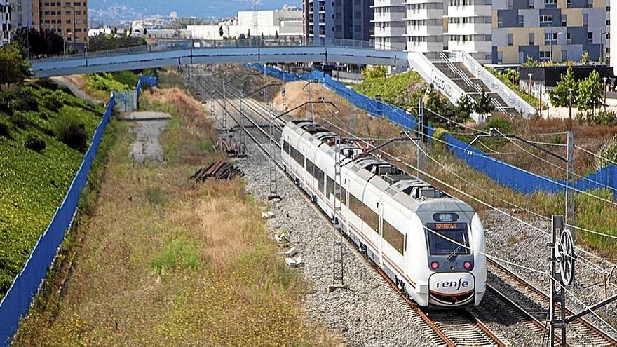 Un convoy circula a la altura del barrio de Borinbizkarra, al oeste de Gasteiz.