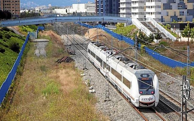 Un convoy circula a la altura del barrio de Borinbizkarra, al oeste de Gasteiz.