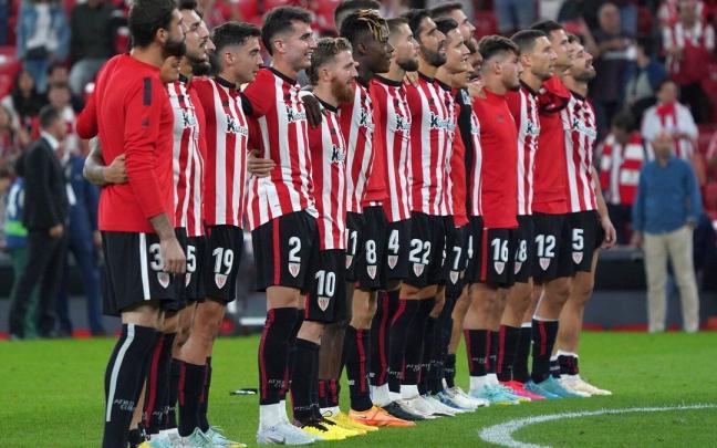 Los jugadores del Athletic celebran con la afici&oacute;n la victoria ante el Rayo Vallecano antes de par&oacute;n liguero.