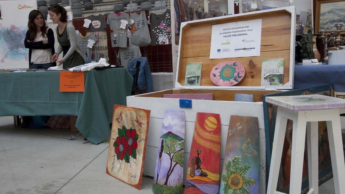 Una feria de economía solidaria organizada en Vitoria por la Red de Economía Alternativa y Solidaria.