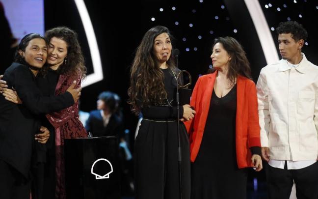 Laura Mora (en el centro) fue la ganadora de la Concha de Oro de 2022 por 'Los reyes del mundo'.