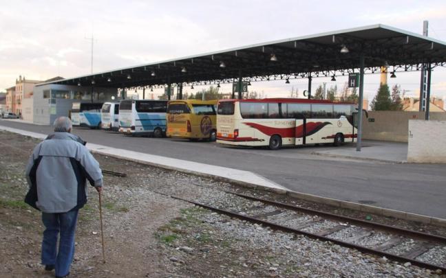 Una persona accede a la parada de los autobuses en la estación intermodal de Tudela