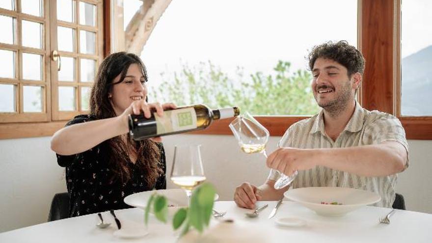 Compartiendo charla y buenos ratos en torno al txakoli.