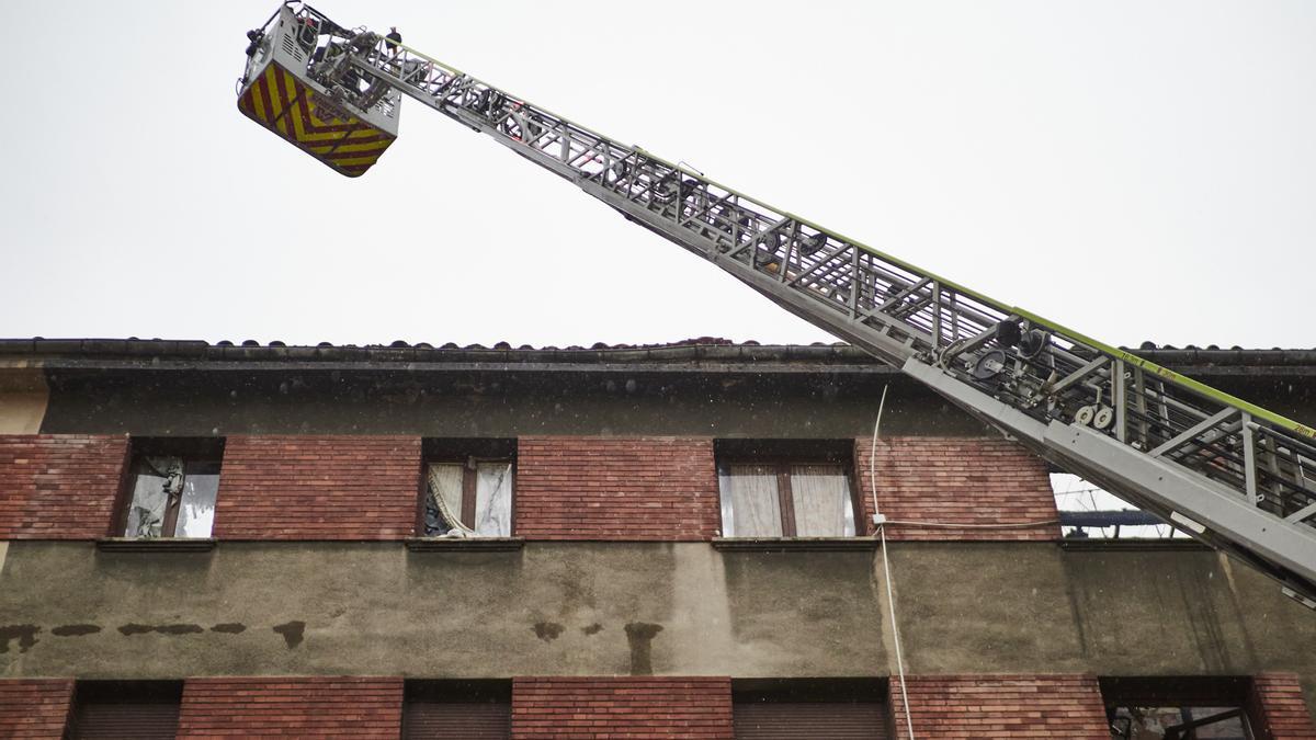 Imágenes de las consecuencias del incendio en un edificio de Paulino Caballero, en Pamplona