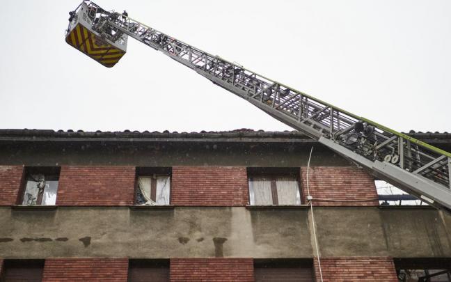 Im&aacute;genes de las consecuencias del incendio en un edificio de Paulino Caballero, en Pamplona