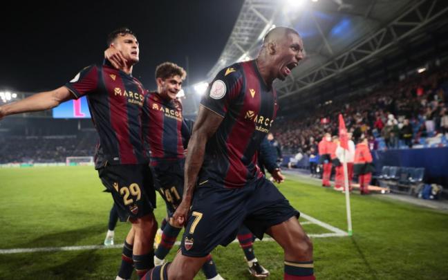 Wesley Moraes (d) celebra el gol que eliminaba al Getafe.