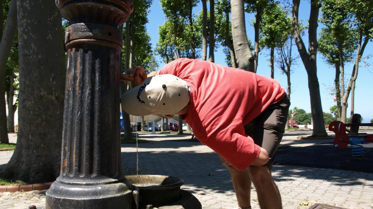 Un joven bebe agua en una fuentes de Gernika, uno de los cinco municipios con más de 5.000 habitantes que incluye la iniciativa