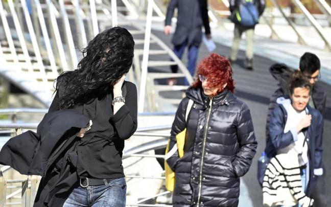 El riesgo de incendios será más alto en zonas montañosas de la vertiente cantábrica debido a la intensidad del viento sur y a la sequedad de la vegetación. El riesgo de incendios será más alto en zonas montañosas de la vertiente cantábrica debido a la intensidad del viento sur y a la sequedad de la vegetación.