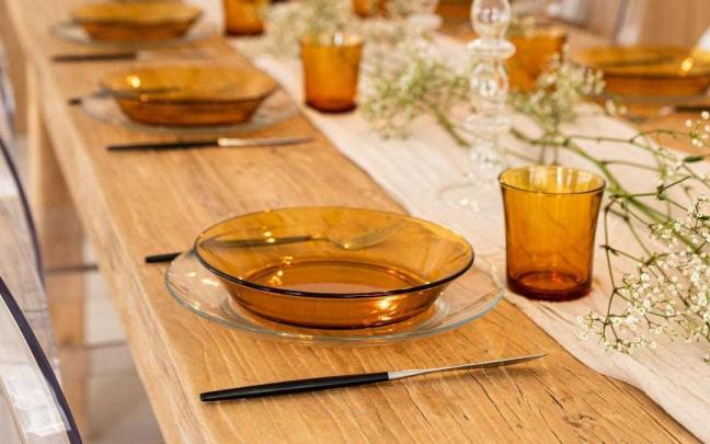 Una mesa con los ic&oacute;nicos platos y vasos de Duralex.