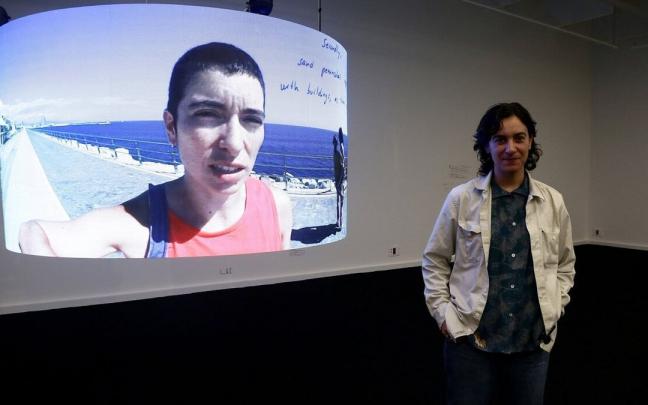 La artista Claudia Pagès, junto a la instalación 'Gerundi Circular'.