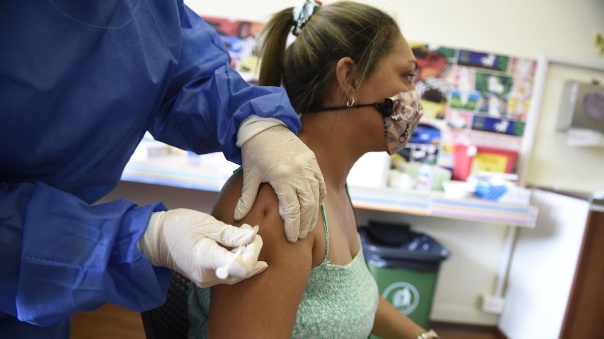 Una mujer recibe una dosis de una vacuna contra el covid.