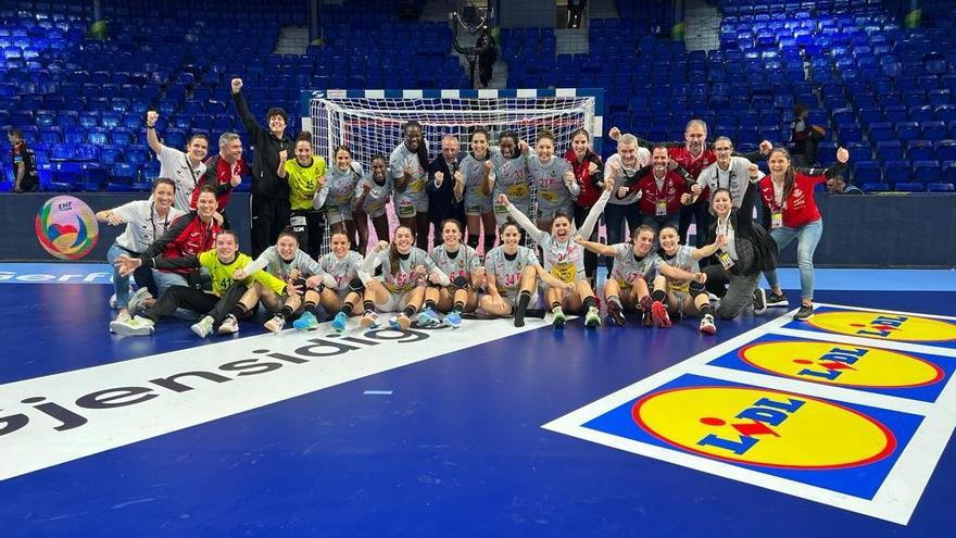 Las ‘Guerreras’, celebrando ayer su triunfo y su clasificación para la siguiente fase.