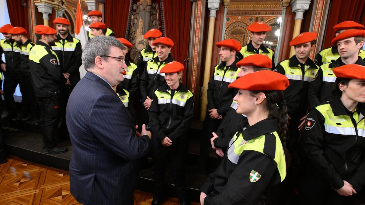 El alcalde de Bilbao charla con los nuevos agentes de la Policía Municipal de Bilbao