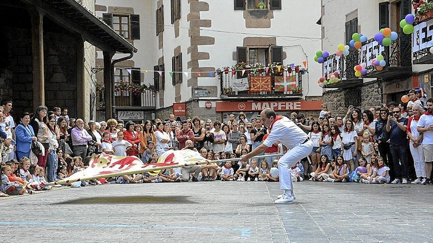 Eduardo Almandoz volvió a bailar la bandera con energía y elegancia, veinte años después de que lo hiciera por primera vez.