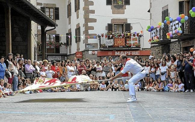 Eduardo Almandoz volvi&oacute; a bailar la bandera con energ&iacute;a y elegancia, veinte a&ntilde;os despu&eacute;s de que lo hiciera por primera vez.
