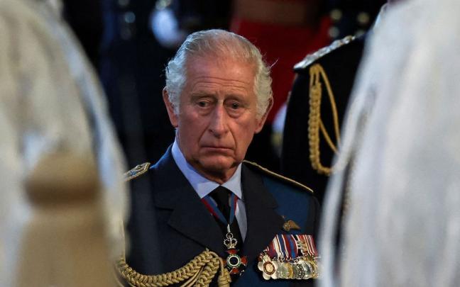 Carlos III, ante la capilla ardiente de su madre.