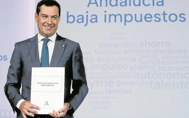 Juanma Moreno, tras la firma ayer miércoles del decreto ley de bajada de impuestos frente a la inflación. Juanma Moreno, tras la firma ayer miércoles del decreto ley de bajada de impuestos frente a la inflación.