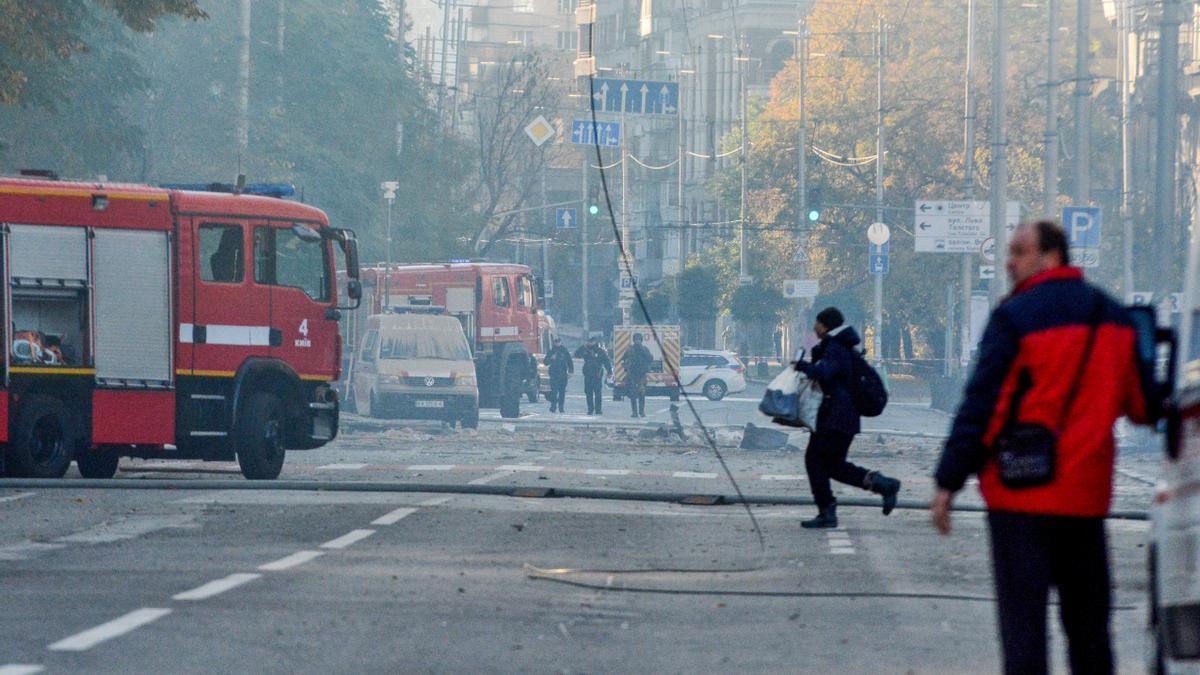 Bomberos trabajando en Kiev, capital de Ucrania, tras un presunto ataque ruso.