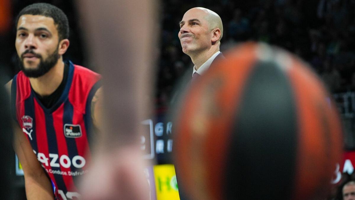 Peñarroya se muestra contrariado por una jugada, ante la presencia de Thompson