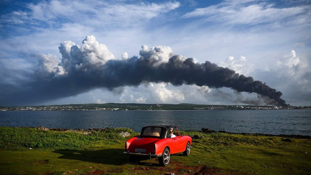 El incendio en la localidad cubana de Matanzas ha dejado una gran columna de humo.