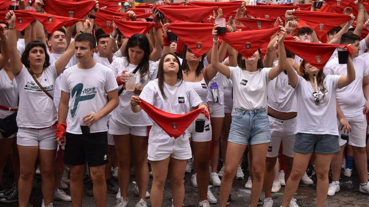 Jóvenes de Azagra, expectantes ante el lanzamiento del cohete